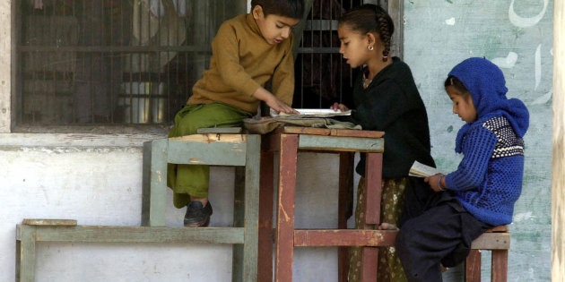 ಪಾಕಿಸ್ತಾನಿ ಸೈನಿಕರ ಗುಂಡುದಾಳಿಗೆ ಜಗ್ಗದೆ ಪುಸ್ತಕಕ್ಕಾಗಿ ಮನೆಗೆ ಬಂದ ವಿದ್ಯಾರ್ಥಿ!